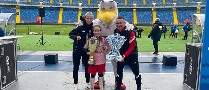 Piłka nożna. Magdalena Uchacz z pucharem
