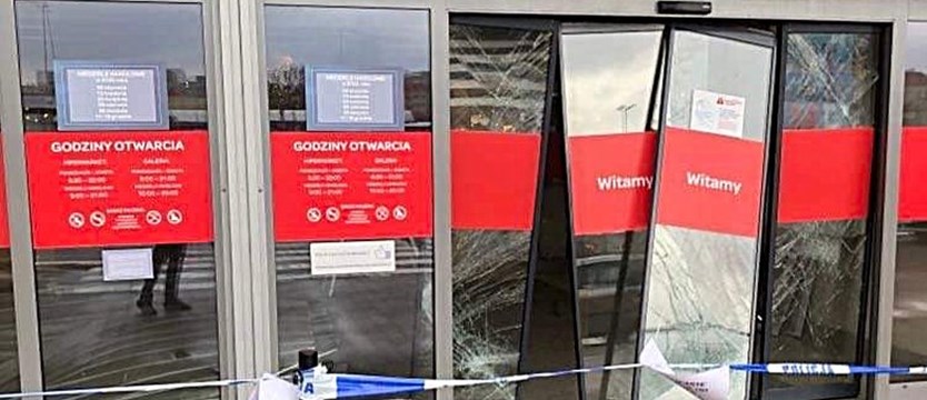 Włamanie do sklepu jubilerskiego w Szczecinie. Policja szuka sprawców