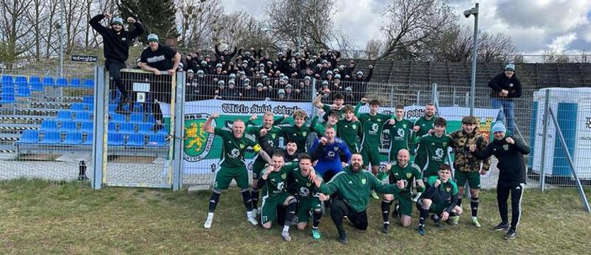 Piłka nożna. Dąb z trzema ważnymi punktami