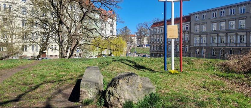 Tablica przybliża historię francuskiego cmentarza