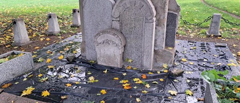 Zafoliowane lapidarium. Co się zmieni na dawnym cmentarzu żydowskim w Szczecinie?