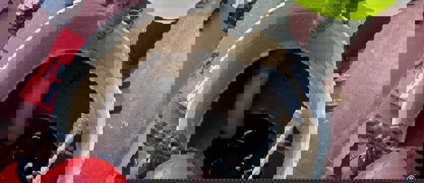 Wypadek w stoczni. Pracownik spadł do zbiornika