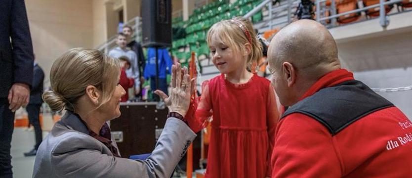 Pierwsza Dama pomogła pakować paczki dla naszych rodaków na Litwie