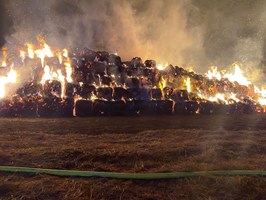 Pożar w Wieleniu Pomorskim. Spaliło się ponad 600 balotów słomy i siana