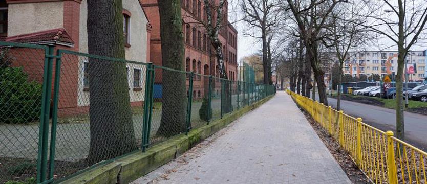 Jest nowy chodnik przy szkole. Zmiana na Mierniczej w Dąbiu