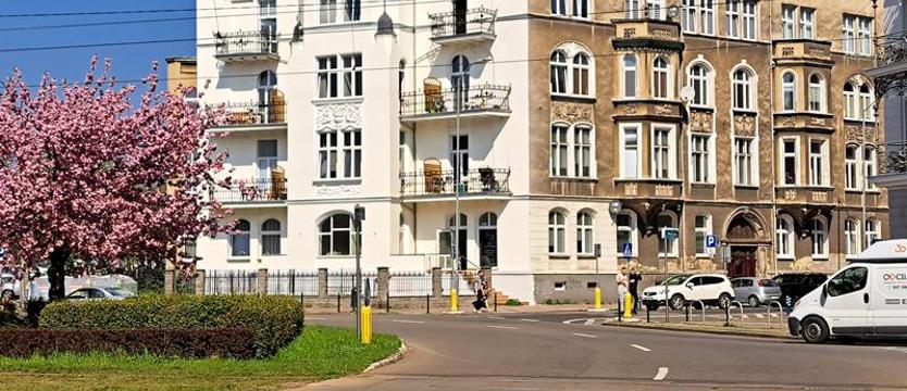 Nowa elewacja na placu Odrodzenia. Gotyk i renesans w nowej szacie