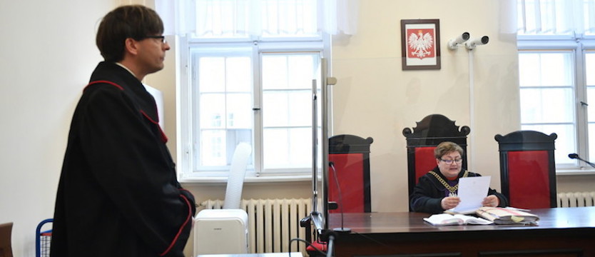 Sąd uniewinnił trzech mężczyzn, którzy przewrócili pomnik ks. Jankowskiego