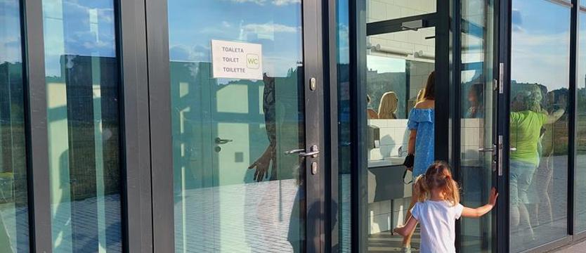 Miasto nie daje rady? Dobrze, że w toalecie jest woda...