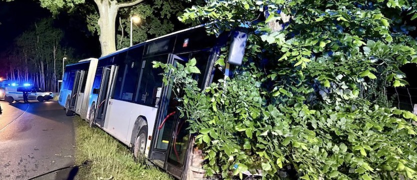 Wypadek autobusu komunikacji nocnej. Poszkodowany kierowca