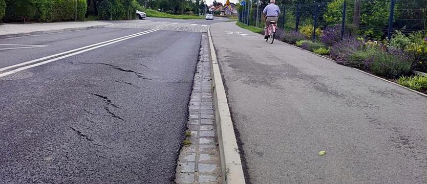 Mieszkańcy Kluczewa interweniują. Popękała nowa jezdnia