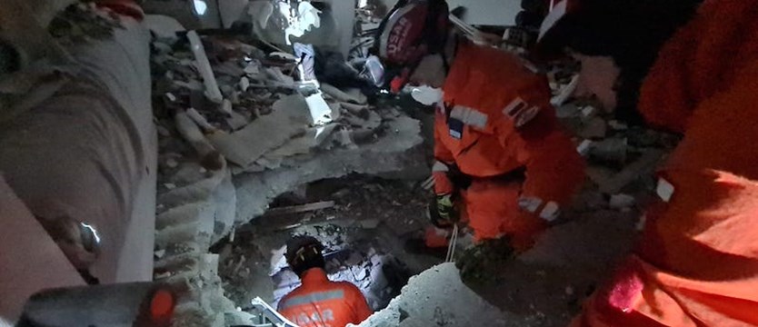 Polscy strażacy w Turcji wydobyli 11 osobę spod gruzów w Besni