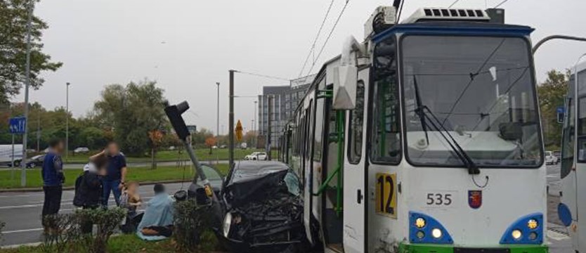 Samochód zderzył się z tramwajem - jedna osoba poszkodowana