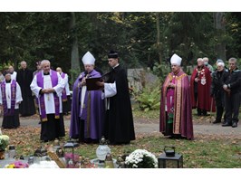 Msze i uroczysta procesja na Cmentarzu Centralnym w Szczecinie