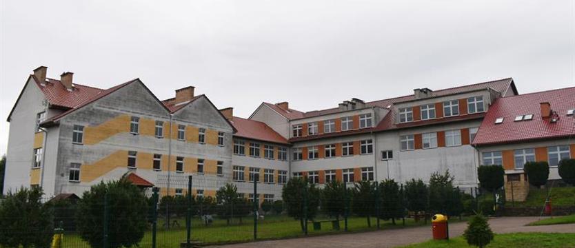 Zimno w szkole. Dzieci uczą się w kurtkach