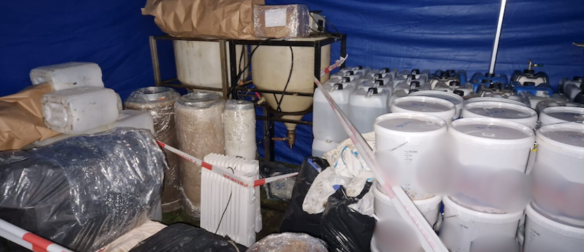 Antyterroryści, drony i służby chemiczne w akcji. Czarnkowo pod lupą śledczych