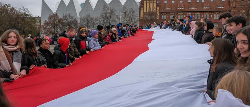 Uczniowie ze śpiewem i biało-czerwoną na pl. Solidarności