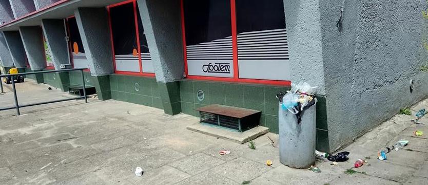 Przepełnione kosze, plastiki i kartony. Kto zapomniał o ulicy Włościańskiej