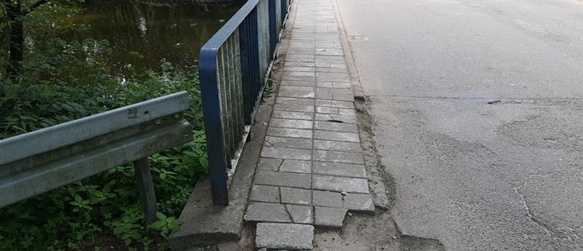 Dziury w mostku między Pogorzelicą a Niechorzem