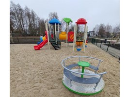 Nowy plac zabaw dla dzieci z SBO. Kolorowa kraina na wiosnę