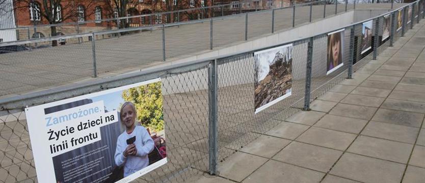 Dzieci na linii frontu. Znakomita wystawa na placu Solidarności