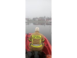 Wędkarz nie był w stanie wrócić do brzegu jeziora Dąbie. Akcja strażaków na wodzie