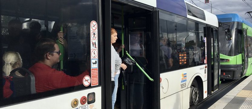 Zakorkowane ulice i autobusy poza rozkładami w Szczecinie