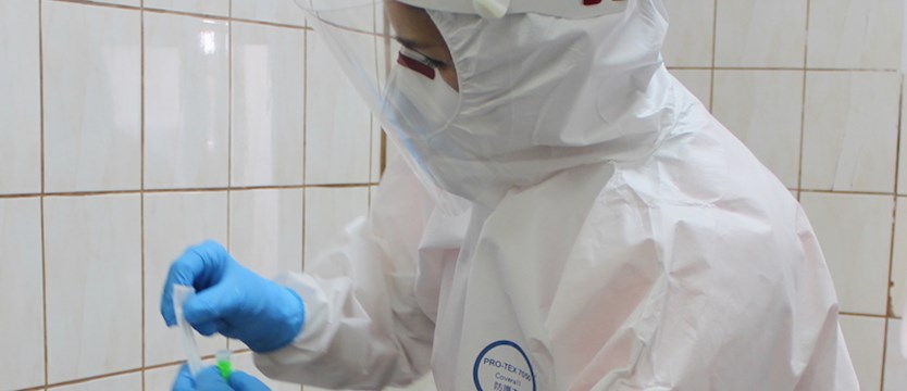 Prawie 700 zakażeń koronawirusem i aż 34 zgony w czwartek w regionie