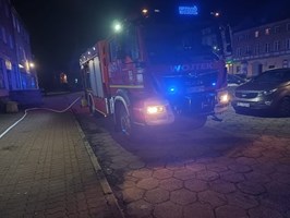 Mercedes zapalił się w centrum Karlina