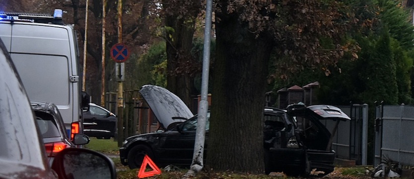 W Stargardzie bmw wylądowało na ogrodzeniu. Kierowca spowodował kolizję i uciekł z miejsca zdarzenia