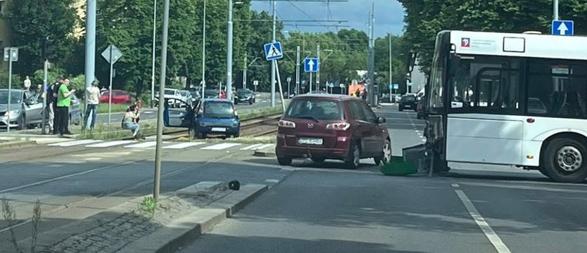 Zderzenie samochodu z autobusem na ul. Mickiewicza w Szczecinie