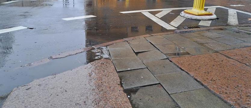 Latające płytki chodnikowe i fontanny błota na ulicy