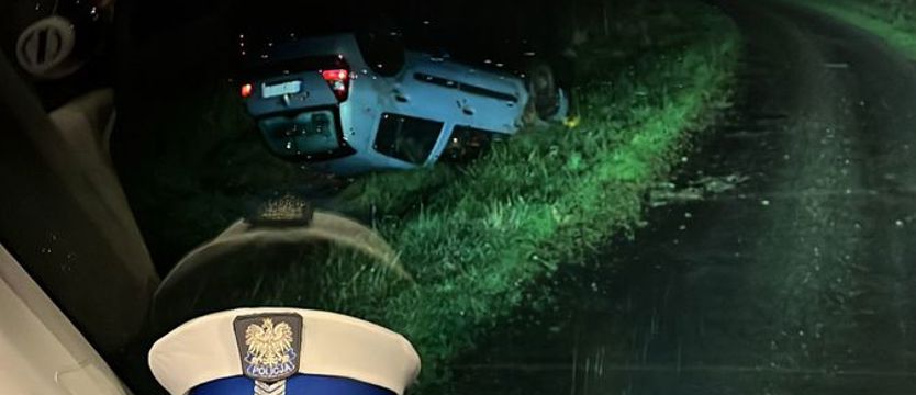 Na widok policji gwałtownie przyspieszył. Później był poślizg i dachowanie