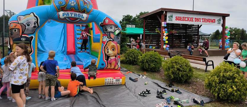 Sołecki Dzień Tanowa - bawią się dzieci i dorośli