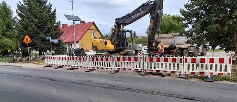 W Dobrej budują drogę dla pieszych i rowerzystów