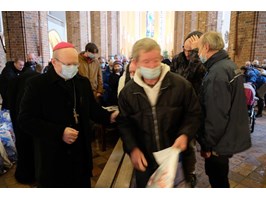 Na święta - paczki dla potrzebujących w szczecińskiej katedrze