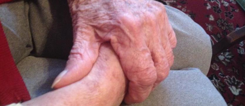 Ufni, życzliwi, spragnieni rozmowy... Seniorzy często bezbronni