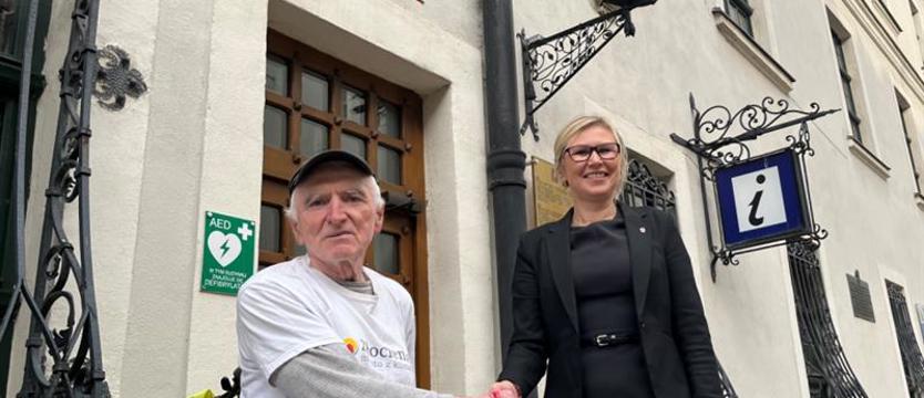 Poznaje ludzi, zbiera wspomnienia, pomaga dzieciom. Pan Henryk odwiedził Szczecin