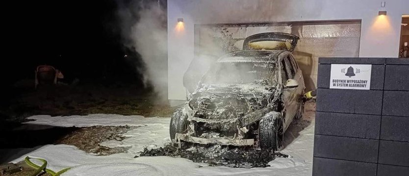 Zapalił się samochód. Zagrożony był dom