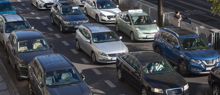 Komisja Europejska zaakceptowała zmiany w polskim KPO ws. podatków od aut spalinowych