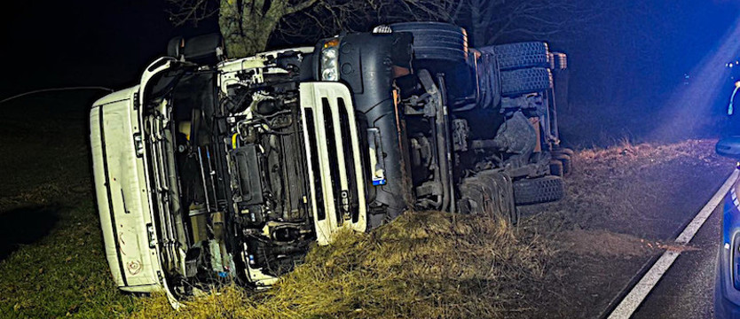 Zdarzenie drogowe na trasie Suchań - Wapnica. Ciężarówka przewróciła się na bok
