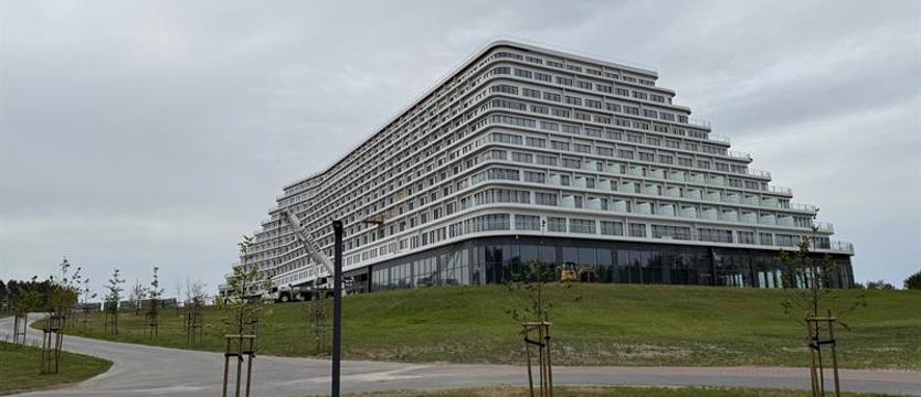 Turyści podziwiają „Gołębiewskiego”, ale z daleka