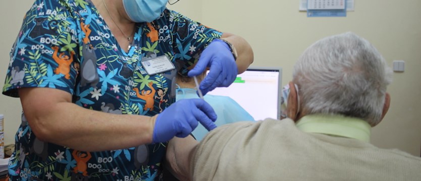 Seniorzy nadal mogą pytać o możliwość przyspieszenia terminu szczepienia
