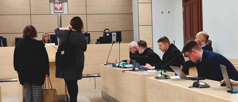 Długa lista (nieobecnych) oskarżonych. Poczta pantoflowa i przepis na szybki zabieg