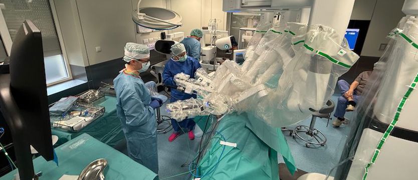 Da Vinci 5 już operuje w szpitalu na Pomorznach. To robot chirurgiczny najnowszej generacji