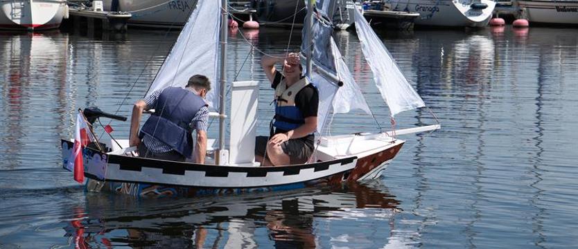 Uczniowie XVI LO w Szczecinie zbudowali żaglówkę. DORSZ już na wodzie