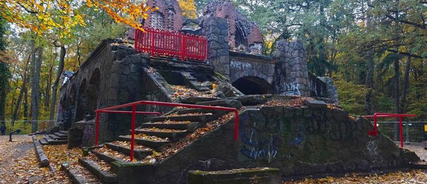 Czerwone barierki na Wieży Quistorpa. Miejski konserwator zabytków zapowiada interwencję