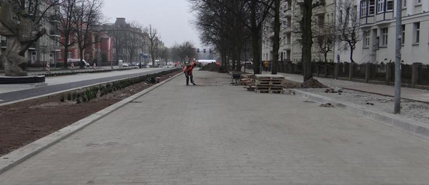 Aleją w poślizgu i na raty. Terminy gonią na placu przebudowy