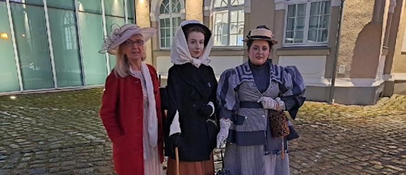 Kobieta codzienna, kobieta odświętna. Retro wibracje w zajezdni