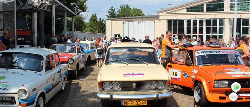 Zabytkowe auta w Szczecinie na dziedzińcu muzeum