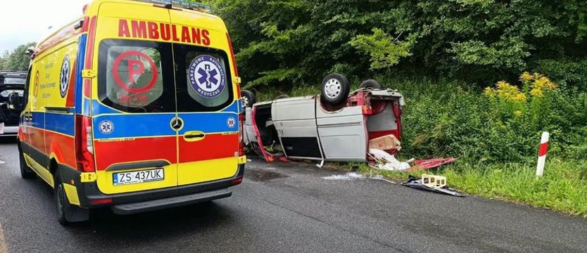 Wypadek na łuku drogi. Dwie osoby, w tym 4-letnie dziecko, w szpitalu